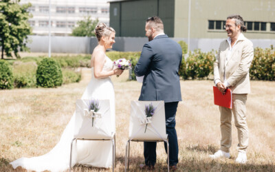 Alex & Benjamin, Sommer 2023
Wir hatten Thorsten für unsere freie Hochzeit gebucht und es war von Anfang bis zum Ende eine super Rede und auch das Vorgespräch war klasse.
Wir können ihn absolut empfehlen, super sympathisch und wir können uns keinen besseren Trauredner für unsere freie Trauung vorstellen.