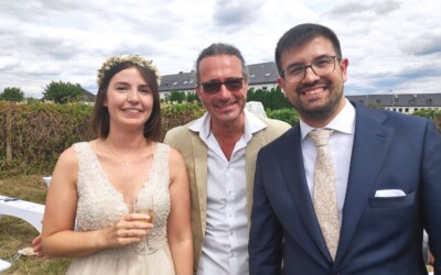 Anais & Alexander, Sommer 2022
Lieber Thorsten, auch nochmals hierüber vielen Dank, dass du unsere freie Trauung begleitet hast. Nachdem unsere ursprüngliche Traurednerin zwei Monate vorher ausgefallen ist, mussten wir schnell einen Ersatz finden. Für uns hat bei Thorsten direkt das Bauchgefühl gestimmt und er hat uns auf seine nette und verbindliche Art ein gutes Gefühl gegeben, dass wir uns auf ihn verlassen können. Thorsten hat unsere freie Trauung fantastisch begleitet und geführt. Von Anfang bis Ende konnten wir uns als Brautpaar fallen lassen, da Thorsten alles im Griff hatte und insbesondere auf alle unsere Wünsche eingegangen ist und diese besser, als wir es uns vorgestellt haben, umgesetzt hat.
Ein besonderes Highlight war für uns Thorstens Traurede, welche rundum jeden Gast auf individuelle Weise abgeholt und berührt hat, und insbesondere das Eingehen auf unsere Liedauswahl hat einen schönen Kontext geschaffen und die Intention, die wir mit der Auswahl der Lieder hatten, hat er in der Traurede perfekt ergänzt (ohne, dass wir es ihm mitgeteilt haben). Zusammenfassend hat Thorsten unsere Hochzeitsfeier und insbesondere die freie Trauung zu einem ganz besonderen Highlight gemacht, an welches wir uns in Zukunft gerne erinnern werden. Ganz großes Lob und eine 100%ige Weiterempfehlung!