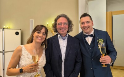 Helen & André, Sommer 2025
In der Nachbesprechung zu Thorsten ergab sich folgendes Bild. Thorsten hat eine gewisse Aura, die man sofort spürt, er strahlt Wärme und Sympathie aus, genau die Eigenschaften, die ein Trauredner benötigt. Seine Rede war perfekt vorbereitet und ausgeführt. Er wirkte auch mit seiner Art sehr beruhigend auf uns und behielt zudem die Übersicht über das Timing unserer Rituale. So entstand ein wunderschöner, emotionaler Moment, den wir nie vergessen werden. Thorsten zu buchen, das lohnt sich einfach ;)