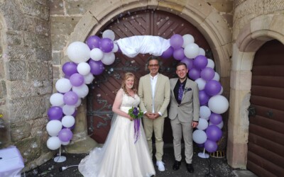 Mandy & Patrick, Frühjahr 2023
Unsere freie Trauung mit Thorsten war wunderschön und wird unvergesslich für uns und unsere Gäste bleiben. Da es mit unserer Traurednerin leider nicht geklappt hat, hatte Thorsten nur 4 Wochen Zeit vom Erstkontakt bis zur Trauung. Wir haben uns von Anfang an sehr wohl gefühlt. Thorsten ist ein unglaublich netter Mensch mit absoluter Professionalität. Die Traurede war einfach perfekt. Alles war vorhanden, die ganz großen Gefühle, aber auch der Humor kam nicht zu kurz. Auf alle unsere Wünsche ging Thorsten ein. Es war eine wundervolle Trauung. Danke lieber Thorsten, das du an unserer Seite warst. ❤ Mandy und Patrick