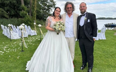 Melanie & Marius, Sommer 2025
Wir waren absolut begeistert und zufrieden.
Ich weiß gar nicht, was wir für ein Glück hatten, Thorsten hier zu finden. Er ist ein toller Hochzeitsredner mit viel Witz und einem besonderen Charme. Rein optisch schon eine Erscheinung, die super sympathisch rüberkommt. Auf unserer Hochzeitsreise wurden wirklich alle gerührt und es blieben nur wenige Augen trocken. Absolut zuverlässig und immer eine komplett problemlose Kommunikation. Dank Thorsten war unser Tag wirklich perfekt und wir konnten ihn sehr genießen. ❤ Seid clever und entscheidet euch für Thorsten. Ihr werdet nicht enttäuscht. ❤