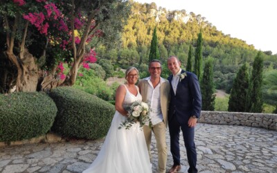 Tanja & Achim, Sommer 2022
Danke Dir, lieber Thorsten. Du hast unsere Hochzeit zu einem unvergesslichen und wunderschönen Tag gemacht. Mit Deiner Traurede bist Du auf uns beide persönlich eingegangen - was es noch einmal besonders gemacht hat.
Für uns war es der perfekte Tag und Du hast dazu beigetragen - dafür danken wir Dir nochmal ganz herzlich. ❤
Thorsten, Du bist ein toller Mensch und wir würden Dich jederzeit überzeugend weiterempfehlen.